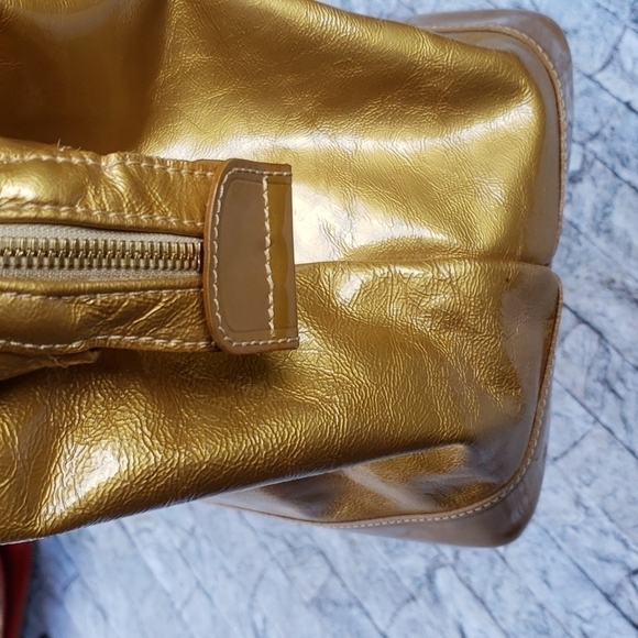𝅺LONGCHAMP TRAVEL weekender gold/yellow patent leather satchel gold hardware. - Picture 8 of 17